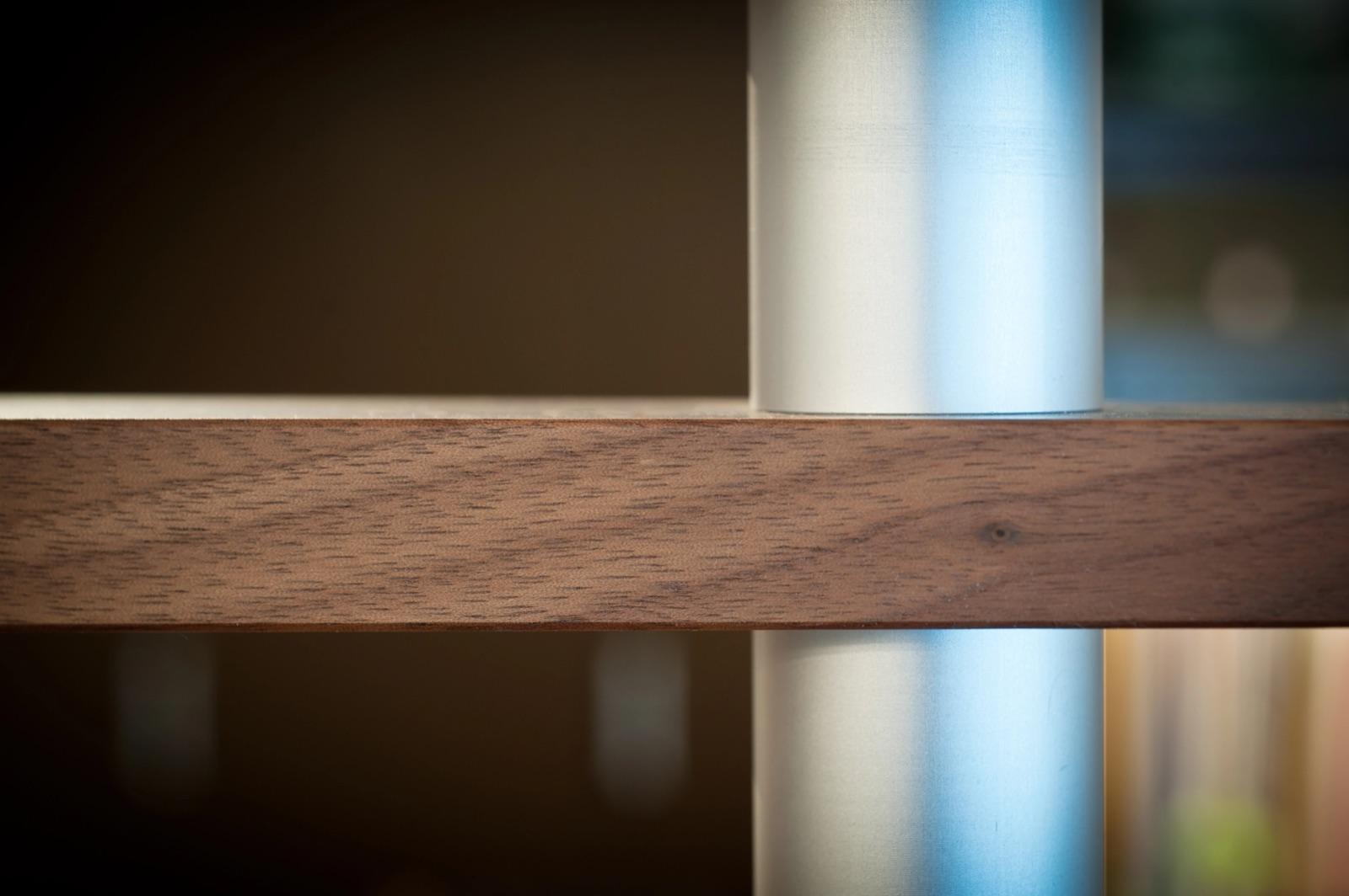 Detailaufnahme der Verbindung von Holzlamelle und Aluminiumhülse